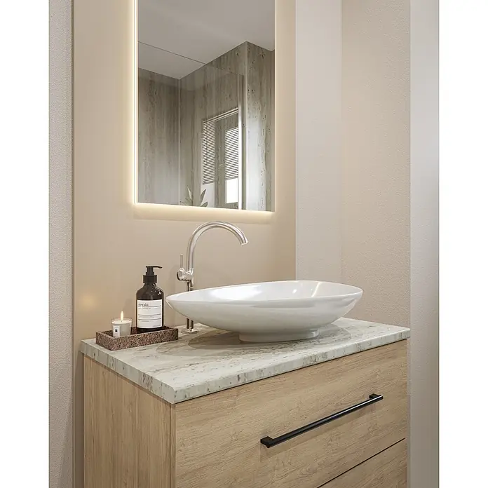 Wetwall Waschtischplatte Vanity HPL - 150 x 60 x 2,8 cm, Natural Travertine - Moderne Badmöbel mit weißem Aufsatzwaschbecken, Holzschrank, Marmorplatte und Accessoires wie Seifenspender und brennender Kerze.