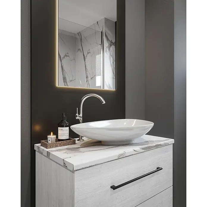 Wetwall Waschtischplatte Vanity HPL - 150 x 60 x 2,8 cm, Calacatta Statuario - Moderner Badwaschtisch mit hellem Holzunterschrank, weißem Aufsatzwaschbecken, Arbeitsplatte in Marmoroptik und hinterleuchtetem Spiegel.