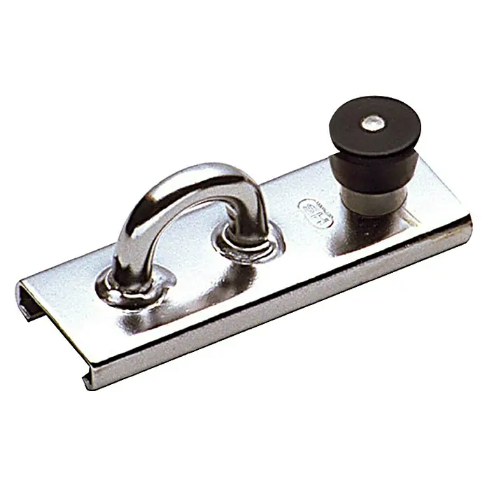 Sprenger Genuaschlitten - Schienenprofil 20 x 3 mm, Mit Bügel, Edelstahl - Nahaufnahme eines silbernen Bootsbeschlags mit einem Bügel und einem schwarzen Stopper auf einer rechteckigen Platte.