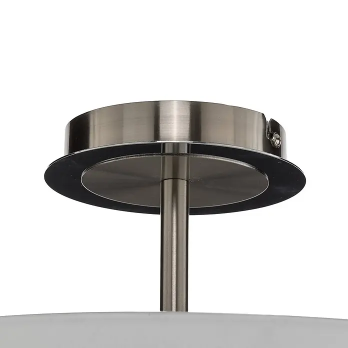 Lindby Deckenleuchte Josia - weiß / opal, E27 - Deckenbaldachin und Stiel einer Leuchte aus gebürstetem Metall, mit Blick auf den Diffusor unten.