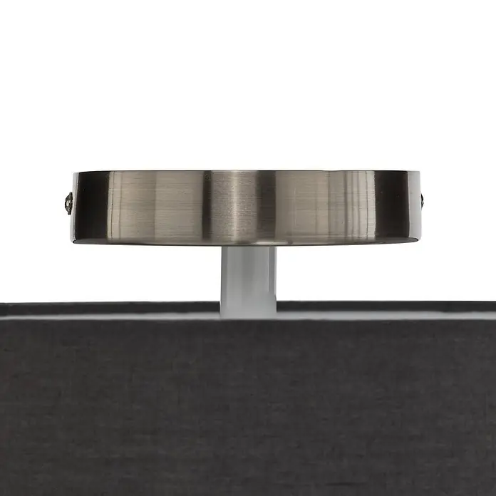 Lindby Deckenleuchte Sebatin - alu / grau / zink, alu / grau / zink, E27 - Gebürstetes Metallleuchtendetail mit weißer Halterung über einem dunkelgrauen Stofflampenschirm.