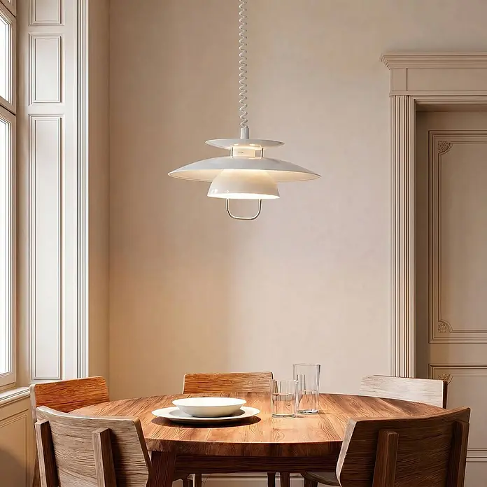Lindby Pendelleuchte Nadija - L x B x H: 43 x 43 x 22 cm, weiß / opal, weiß, E27 - Weiße mehrschichtige Pendelleuchte, die einen Holzesstisch in einem gemütlichen Raum beleuchtet.