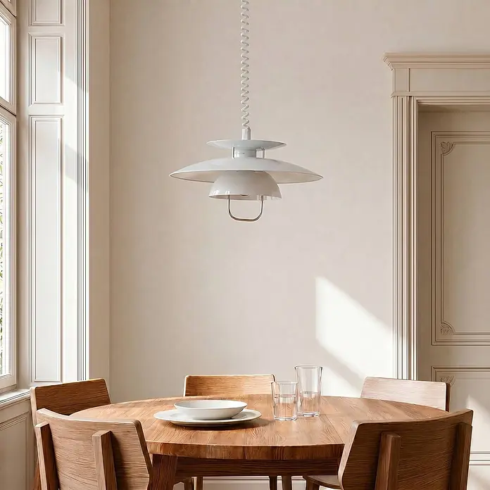 Lindby Pendelleuchte Nadija - L x B x H: 43 x 43 x 22 cm, weiß / opal, weiß, E27 - Weiße mehrschichtige Pendelleuchte über einem Holzesstisch.