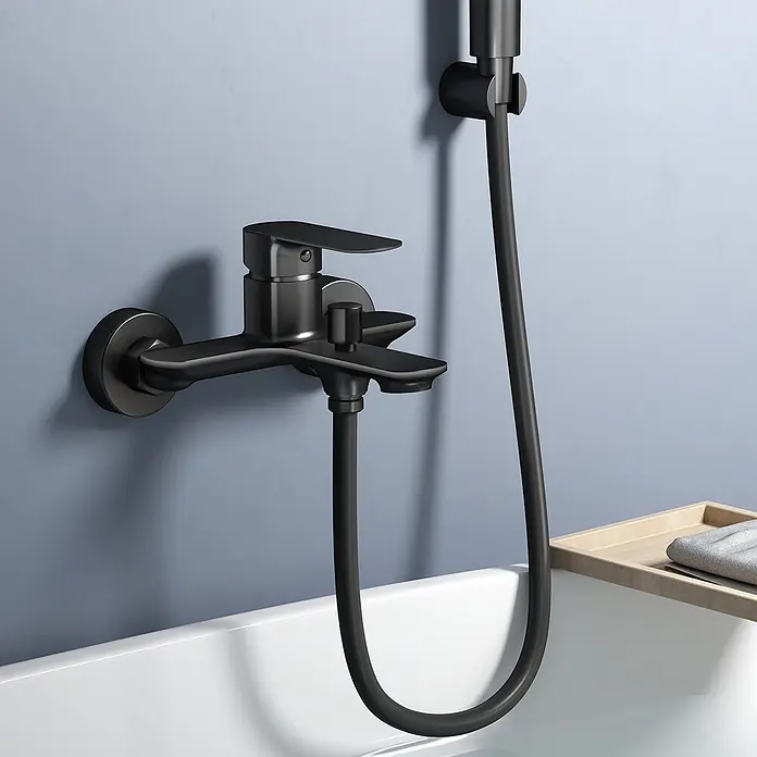 Emke Badewannenarmatur Slimtrim XF27 - Schwarz - Mattschwarze wandmontierte Bad-/Brausearmatur mit flexibler Handbrause über einer weißen Badewanne.