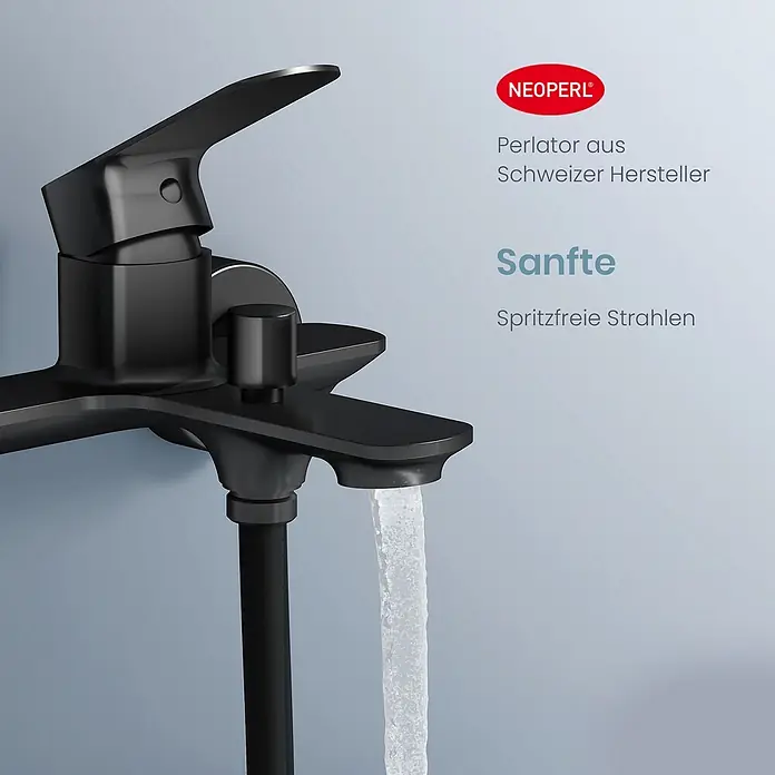 Emke Badewannenarmatur Slimtrim XF27 - Schwarz - Schwarzer Wasserhahn, aus dessen Auslauf Wasser fließt.