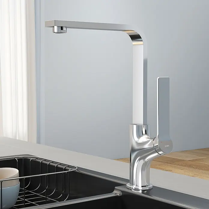 Emke Waschtischarmatur F26 - Chrom - Glänzende Chrom-Küchenarmatur mit quadratischem Auslauf und Hebelgriff, in einer Spüle mit Abtropfgestell installiert.
