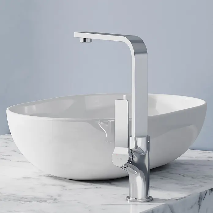 Emke Waschtischarmatur Arcspout XF26 - Chrom - Ein moderner Chrom-Wasserhahn mit Hebelgriff und weißem Aufsatzwaschbecken auf einer Marmorplatte.