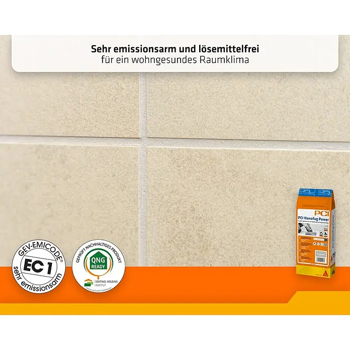 PCI Fugenmörtel Nanofug Power - Bahamabeige, 4 kg - Ein orange-weißer Sack PCI Nanofug Power Fugenmörtel neben hellen Fliesen, der seine emissionsarme und lösemittelfreie Eigenschaft hervorhebt.