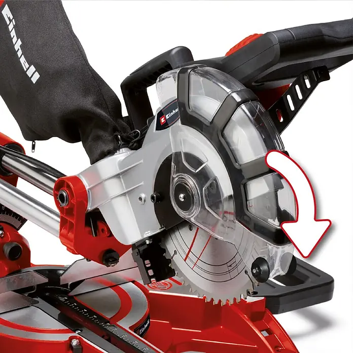 Einhell Kapp- & Gehrungssäge TC-SM 2131/1 Dual - 1.800 W, Durchmesser Sägeblatt: 210 mm, Leerlaufdrehzahl: 4.900 U/min - Rote und silberne Kappzugsäge mit transparentem Blattschutz und schwarzem Staubsack; ein Pfeil zeigt die Schnittbewegung.
