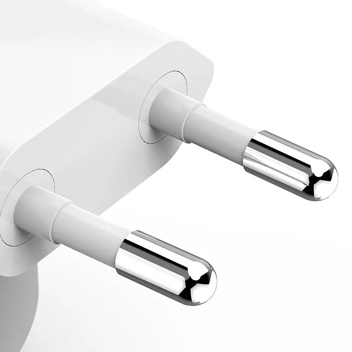 Hama Schnellladegerät 00201954 GaN 1x USB-C faltbares PD 30 W - Weiß - Weißes Netzteil mit zwei silbernen Metallstiften.