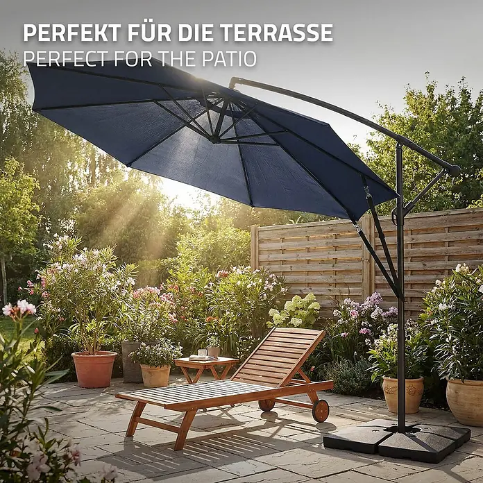 ML-Design Ampelschirm rund Gartenschirm UV50+ Sonnenschutz wasserabweisend 360° drehbar & neigbar - Blau, Durchmesser Bespannung: 300 cm - Dunkelblauer Ampelschirm spendet Schatten über einer Holzliege auf einer sonnigen Terrasse.