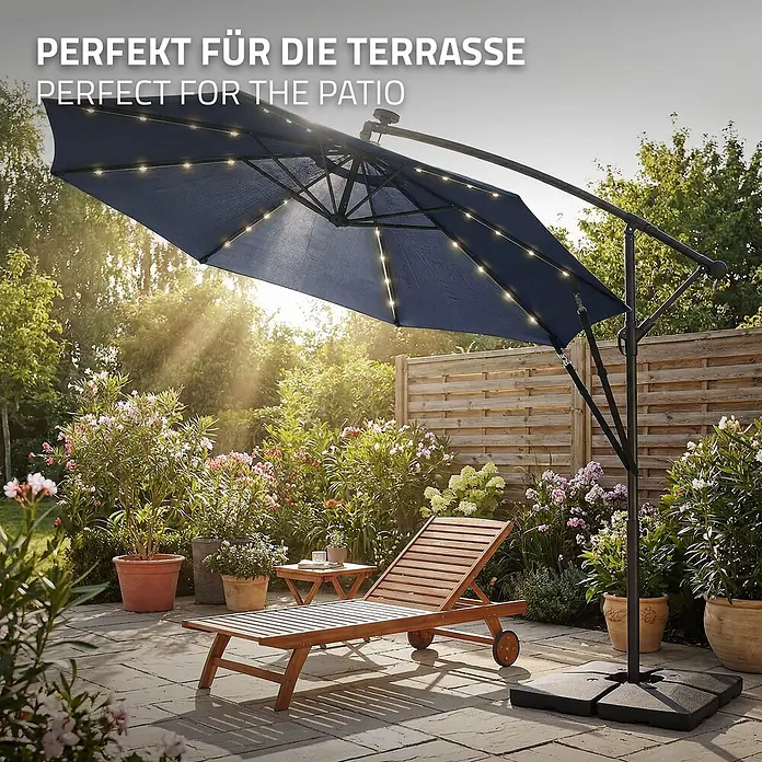 ML-Design Ampelschirm rund Gartenschirm UV50+ Sonnenschutz wasserabweisend 360° drehbar & neigbar - Blau, Durchmesser Bespannung: 300 cm - Dunkelblauer Ampelschirm mit integrierten LED-Leuchten für Schatten und Ambiente auf einer sonnigen Terrasse.