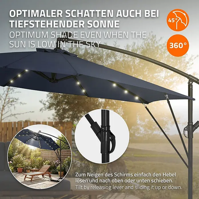 ML-Design Ampelschirm rund Gartenschirm UV50+ Sonnenschutz wasserabweisend 360° drehbar & neigbar - Blau, Durchmesser Bespannung: 300 cm - Dunkelblauer Ampelschirm mit LED-Beleuchtung im Garten, zeigt 45° Neigung und 360° Drehung.