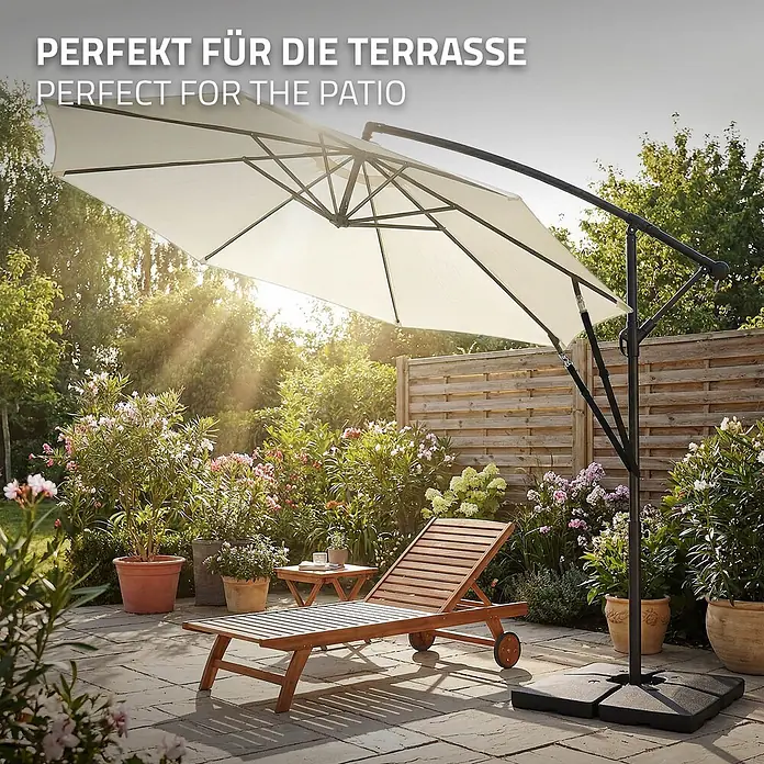 ML-Design Ampelschirm rund Gartenschirm UV50+ Sonnenschutz wasserabweisend 360° drehbar & neigbar - Beige, Durchmesser Bespannung: 300 cm - Großer, cremefarbener Ampelschirm mit dunklem Gestell und Standfuß, spendet Schatten auf einer sonnigen Terrasse mit Liegestuhl.