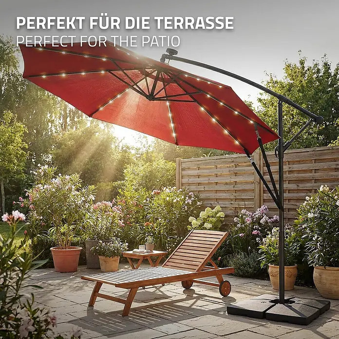 ML-Design Ampelschirm rund Gartenschirm UV50+ Sonnenschutz wasserabweisend 360° drehbar & neigbar - Rot, Durchmesser Bespannung: 300 cm - Roter Ampelschirm mit solarbetriebenen LEDs auf einer Terrasse mit Liegestuhl.