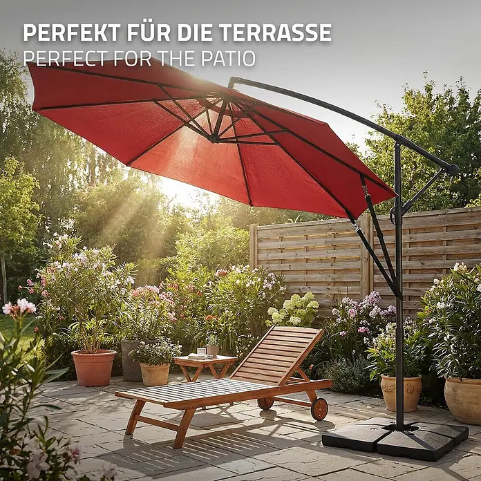 Ampelschirm Ø 300 cm rund in Rot aus Aluminium 360° drehbar -  - Roter Ampelschirm spendet Schatten über einer Holzliege auf einer sonnigen Terrasse mit Pflanzen.
