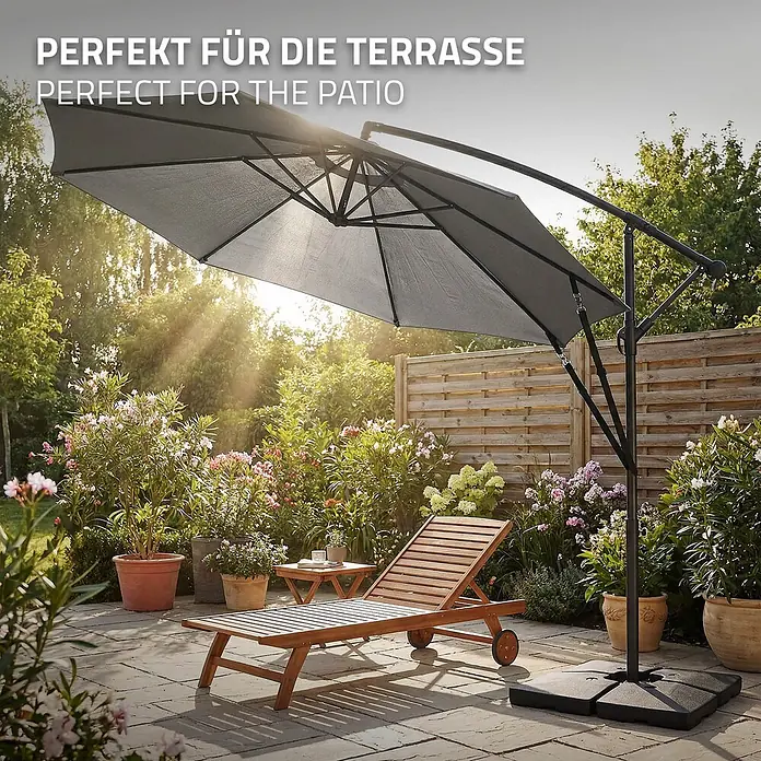 ML-Design Ampelschirm rund Gartenschirm UV50+ Sonnenschutz wasserabweisend 360° drehbar & neigbar - Anthrazit, Durchmesser Bespannung: 300 cm - Grauer Ampelschirm spendet Schatten über einer Holzliege auf einer Terrasse.