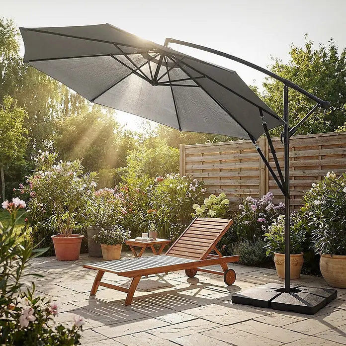 ML-Design Ampelschirm rund Gartenschirm UV50+ Sonnenschutz wasserabweisend 360° drehbar & neigbar - Anthrazit, Durchmesser Bespannung: 300 cm - Grauer Ampelschirm und Holzliege auf einer Terrasse in einem sonnigen Garten.