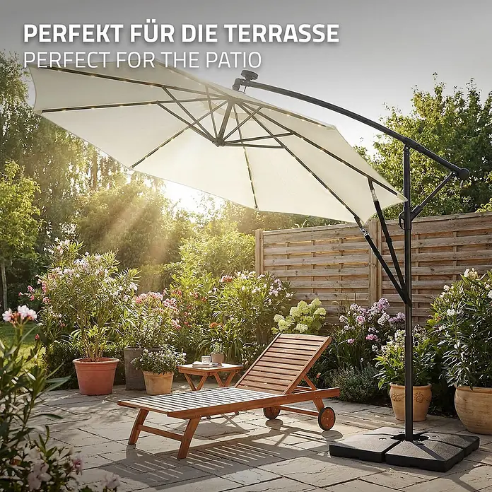 ML-Design Ampelschirm rund Gartenschirm UV50+ Sonnenschutz wasserabweisend 360° drehbar & neigbar - Beige, Durchmesser Bespannung: 300 cm - Heller Solar-Ampelschirm mit dunklem Gestell, spendet Schatten über einer Holzliege auf sonniger Terrasse.