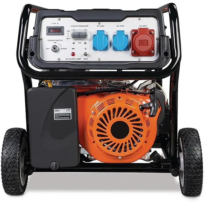 Stürmer Maschinen Stromerzeuger PG-E 80 TEA - Nennleistung: 6,5 kW, Tankvolumen: 25 l, Verbrauch: 3,4 l/h - Tragbarer Stromgenerator mit orangefarbenem Motor, schwarzem Rahmen, Rädern und Mehrfachsteckdosen-Bedienfeld.