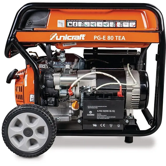 Stürmer Maschinen Stromerzeuger PG-E 80 TEA - Nennleistung: 6,5 kW, Tankvolumen: 25 l, Verbrauch: 3,4 l/h - Oranger und schwarzer tragbarer Stromgenerator mit Rädern und sichtbarer Batterie.