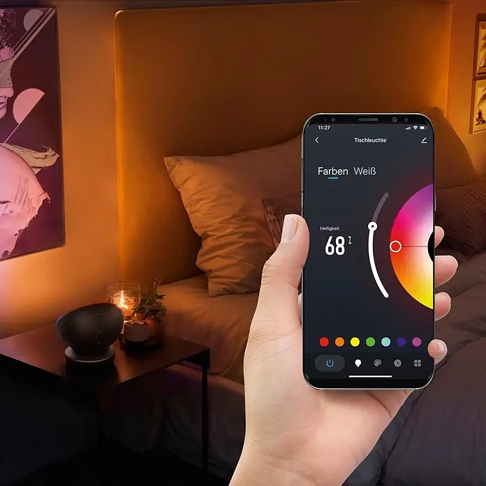 Hama Deko-Tischleuchte RGBW - Schwarz - Hand steuert Farbe & 68% Helligkeit der intelligenten Tischleuchte über Smartphone-App im Schlafzimmer.