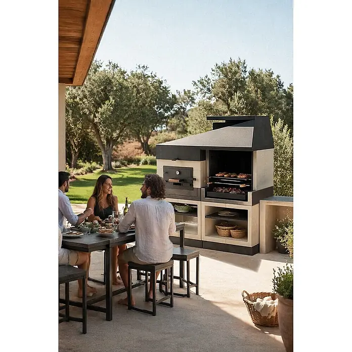 Tuozi Kitaway Outdoorküchen-Modul Backofen - Grau/Weiß, B x T x H: 84 x 63 x 206 cm - Große, beige-schwarze gemauerte Außenküche mit Grill und Ofen, auf der Terrasse kochen, während Leute essen.