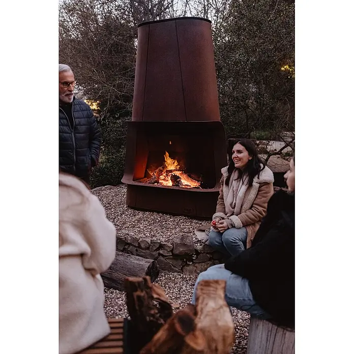 Tuozi Feuerschale Apollo - L x B x H: 125 x 53 x 190 cm, Cortenstahl - Rustikaler Outdoor-Kamin, eventuell Cortenstahl, mit wärmendem Feuer, das Menschen versammelt.