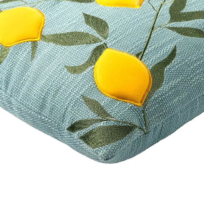 Kissen Lemon - Aqautic, 45 x 45 cm - Hellblaues Kissen mit grünen Blättern und plüschigen gelben Zitronenapplikationen.