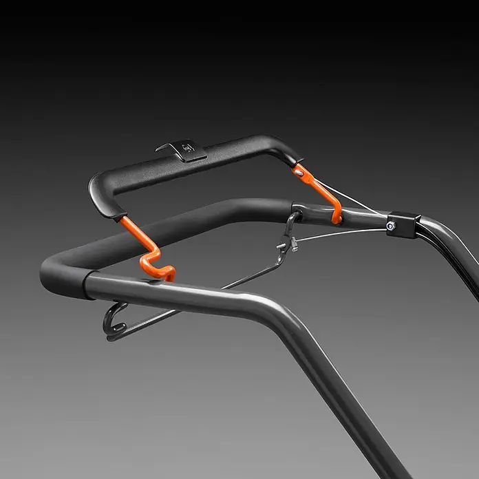 Husqvarna Benzin-Rasenmäher LC253S - 2.750 W, 166 cm³, Schnittbreite: 530 mm - Schwarzer ergonomischer Lenker eines Rasenmähers mit orangen Steuerhebeln und Kabeln.