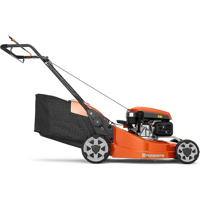 Husqvarna Benzin-Rasenmäher LC253S - 2.750 W, 166 cm³, Schnittbreite: 530 mm - Orangefarbener Husqvarna Schiebe-Rasenmäher mit schwarzem Fangkorb, grauen Rädern und ergonomischem schwarzem Griff.
