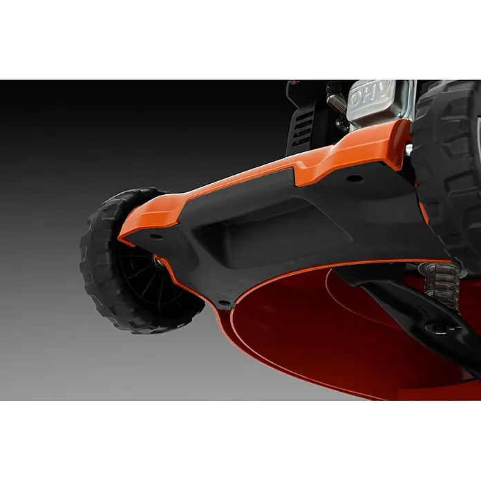 Husqvarna Benzin-Rasenmäher LC253S - 2.750 W, 166 cm³, Schnittbreite: 530 mm - Orange-schwarzes Kunststoffgehäuse eines Rasenmähers mit Rädern und Motor.