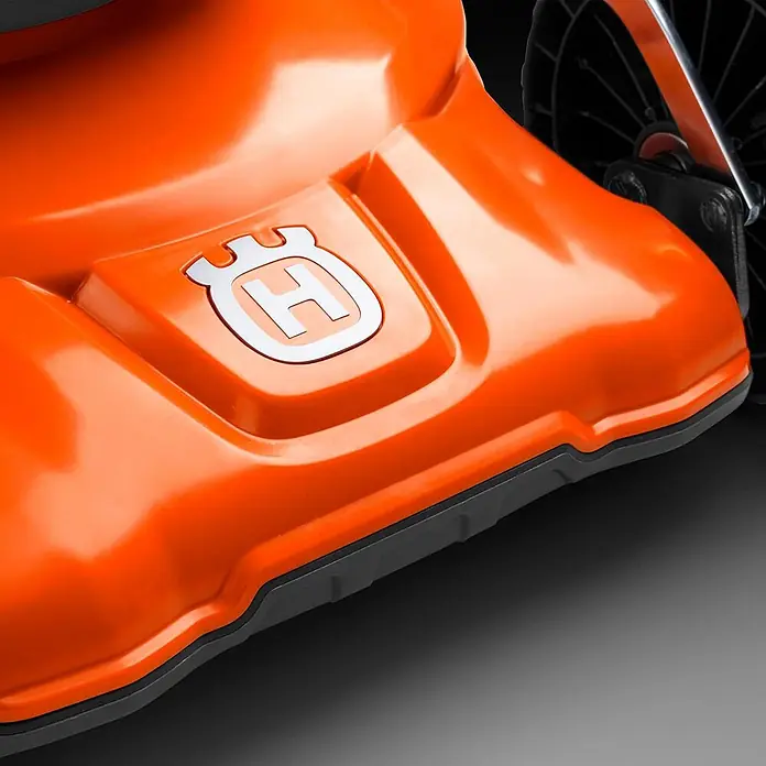 Husqvarna Elektro-Rasenmäher LC141C - 1.800 W, Schnittbreite: 410 mm - Oranges Hochglanzgehäuse eines Husqvarna Outdoor-Produkts mit 'H'-Logo, teilweise mit Rad.