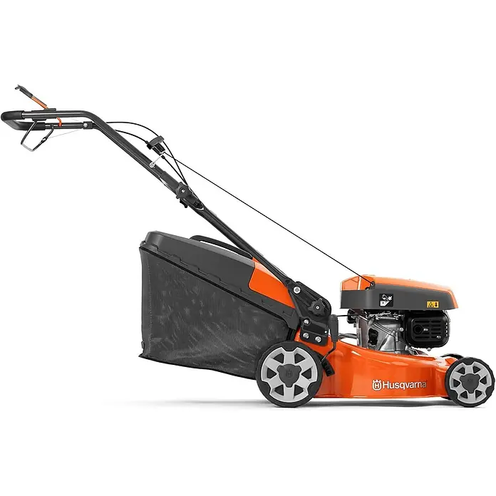 Husqvarna Benzin-Rasenmäher LC140SP - 1.950 W, 123 cm³, Schnittbreite: 400 mm - Seitenansicht eines orange-schwarzen Husqvarna Rasenmähers mit Grasfangkorb und sichtbarem Motor.