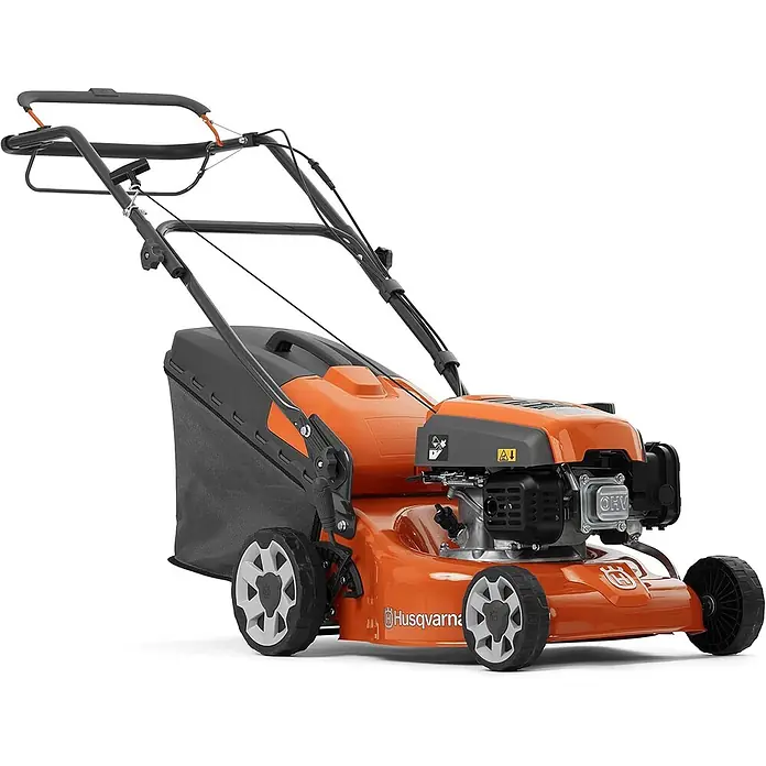 Husqvarna Benzin-Rasenmäher LC140SP - 1.950 W, 123 cm³, Schnittbreite: 400 mm - Ein orangefarbener Husqvarna Benzinrasenmäher mit schwarzem Grasfangsack und grauem Motor. Er hat schwarze Griffe und weiß-schwarze Räder.