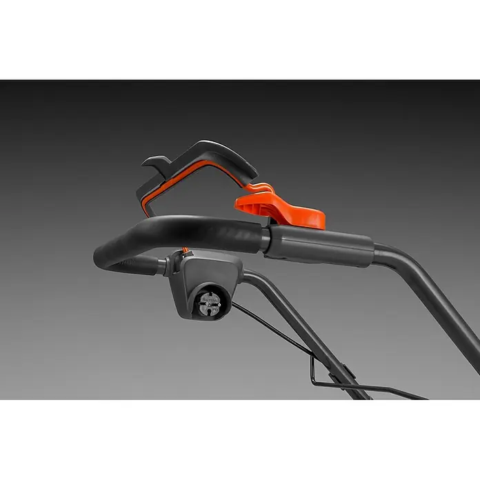 Husqvarna Elektro-Rasenmäher LC141C - 1.800 W, Schnittbreite: 410 mm - Nahaufnahme eines schwarz-orangen Gartengerätgriffs mit Sicherheitshebel und Stromanschluss.