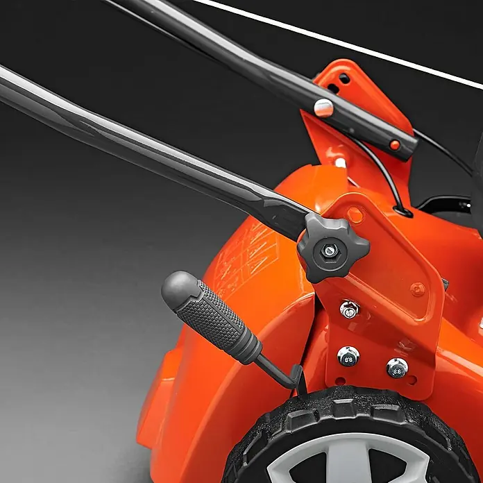 Husqvarna Benzin-Rasenmäher LC140SP - 1.950 W, 123 cm³, Schnittbreite: 400 mm - Nahaufnahme des orangefarbenen Rasenmähergriffs und -rads mit schwarzem Einstellknopf und strukturiertem Griff.