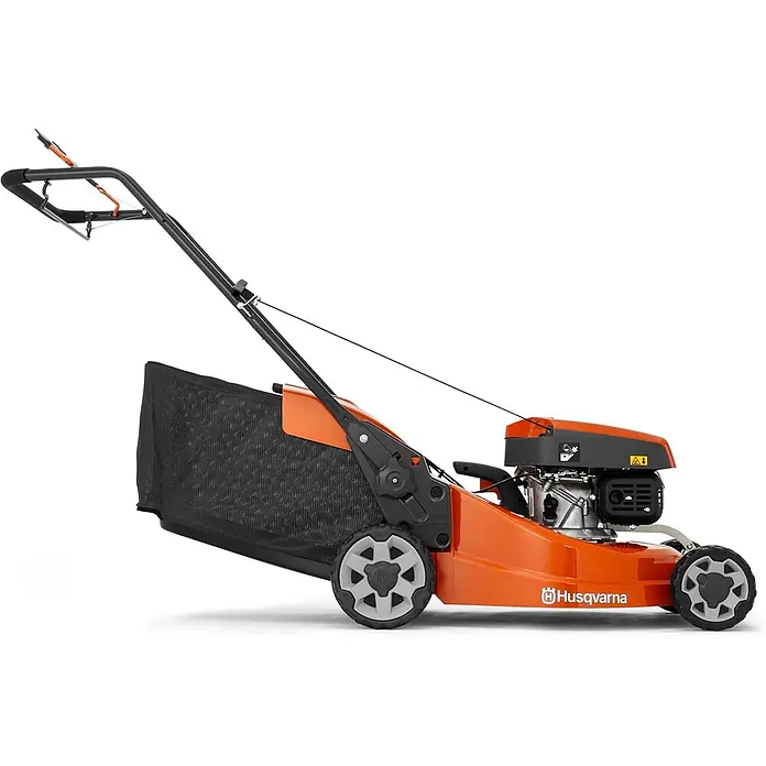 Husqvarna Benzin-Rasenmäher LC247S - 2.200 W, 139 cm³, Schnittbreite: 470 mm - Oranger und schwarzer Husqvarna Schiebemäher mit Fangkorb und großen Rädern.