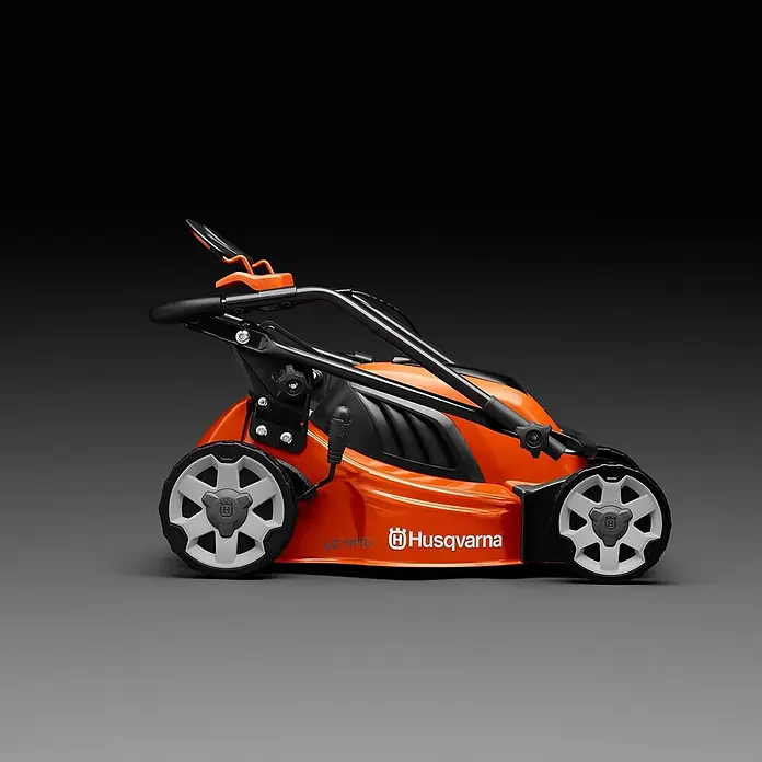 Husqvarna Elektro-Rasenmäher LC141C - 1.800 W, Schnittbreite: 410 mm - Seitenansicht eines leuchtend orange-schwarzen Rasenmähers mit grauen und weißen Rädern.