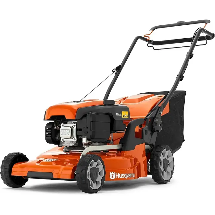 Husqvarna Benzin-Rasenmäher LC247S - 2.200 W, 139 cm³, Schnittbreite: 470 mm - Ein orange-schwarzer Husqvarna Benzin-Rasenmäher mit Heckfangkorb.