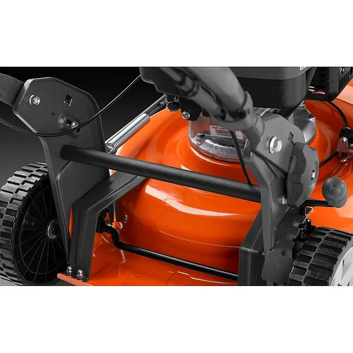 Husqvarna Benzin-Rasenmäher LB251S - 2.700 W, 166 cm³, Schnittbreite: 510 mm - Nahaufnahme des orangefarbenen Mähwerks, schwarzen Kunststoffrahmens und Rades eines Rasenmähers mit Motor- und Steuerkabeln.