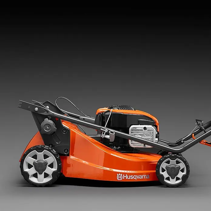 Husqvarna Benzin-Rasenmäher LC247 - 2.200 W, 139 cm³, Schnittbreite: 470 mm - Ein orange-schwarzer Husqvarna Rasenmäher mit leistungsstarkem Motor und robusten Rädern.