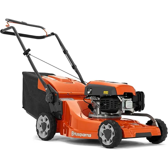 Husqvarna Benzin-Rasenmäher LC247 - 2.200 W, 139 cm³, Schnittbreite: 470 mm - Oranger Husqvarna Benzin-Rasenmäher mit schwarzem Motor, Griff und Fangkorb sowie grauen Rädern.