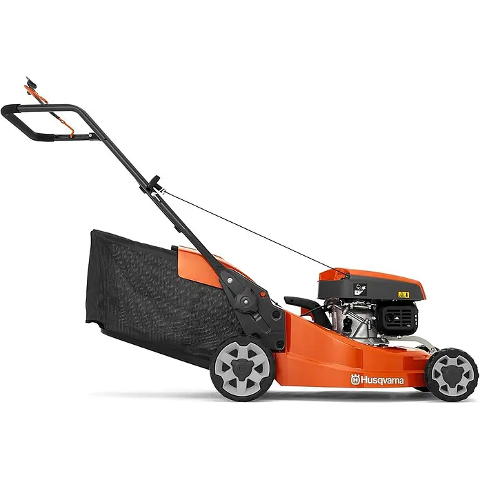 Husqvarna Benzin-Rasenmäher LC247 - 2.200 W, 139 cm³, Schnittbreite: 470 mm - Orange-schwarzer Husqvarna Schieberasenmäher mit Benzinmotor und Grasfangsack.
