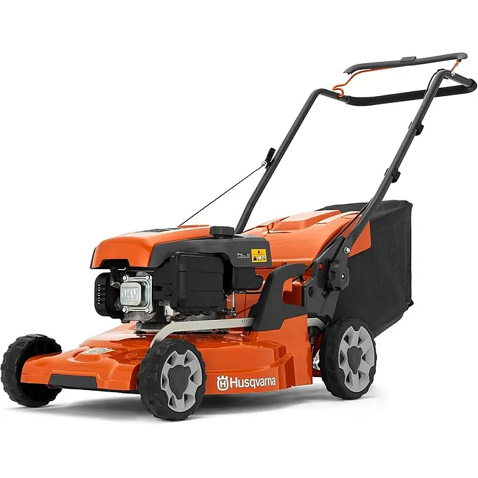 Husqvarna Benzin-Rasenmäher LC247 - 2.200 W, 139 cm³, Schnittbreite: 470 mm - Oranger und schwarzer Husqvarna Schiebemäher mit Heckfangkorb.