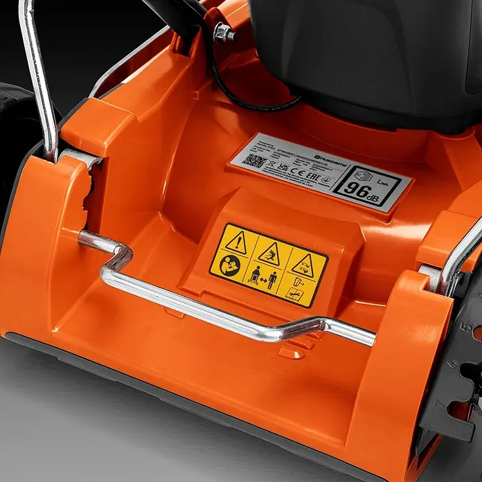 Husqvarna Benzin-Rasenmäher LB244E - 2.200 W, 139 cm³, Schnittbreite: 440 mm - Orangefarbenes Rasenmähergehäuse mit Sicherheitswarnungen, Produktspezifikationen und einem Metallbügel.