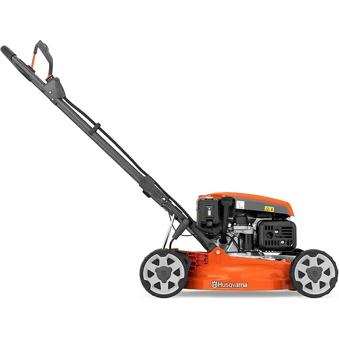 Husqvarna Benzin-Rasenmäher LB244E - 2.200 W, 139 cm³, Schnittbreite: 440 mm - Oranger und grauer Husqvarna Schiebe-Rasenmäher mit großen Rädern und Motor.