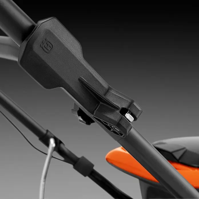 Husqvarna Benzin-Rasenmäher LB244E - 2.200 W, 139 cm³, Schnittbreite: 440 mm - Schwarzer Kunststoffgriff mit geprägtem Husqvarna-Logo und Steuermechanismus, an einer schwarzen Metallstange.