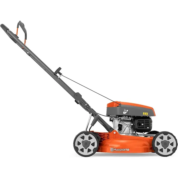 Husqvarna Benzin-Rasenmäher LB144 - 1.950 W, 123 cm³, Schnittbreite: 440 mm - Oranger und grauer Husqvarna Benzin-Rasenmäher mit vier Rädern und ergonomischem Griff.