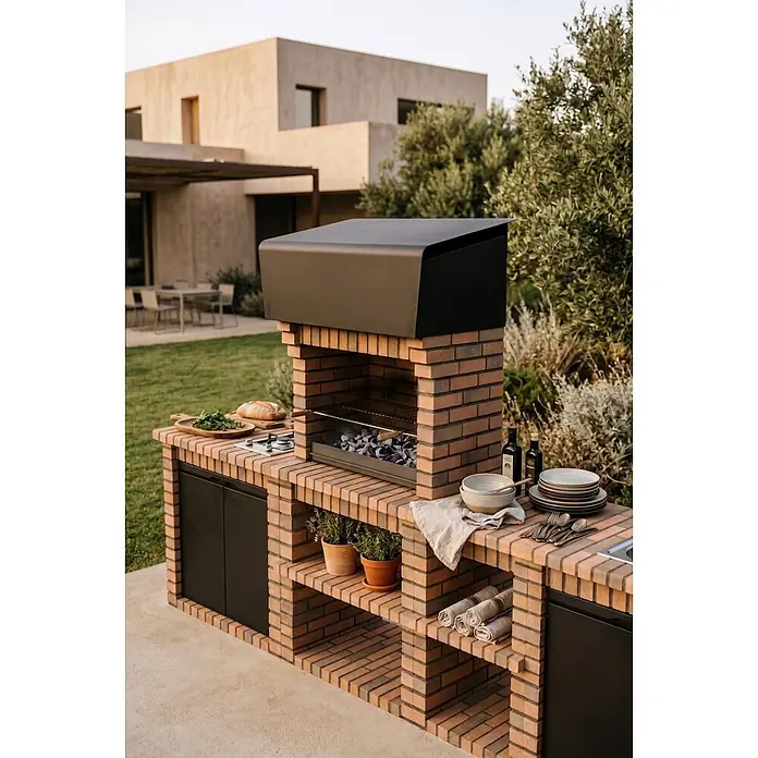 Movelar Volterra Outdoorküchen-Modul - Braun, B x T x H: 61 x 70 x 88 cm - Outdoor-Grillküche aus Ziegeln mit schwarzer Metallhaube, Gaskochfeld und Stauraum, bereit zum Grillen im Garten.